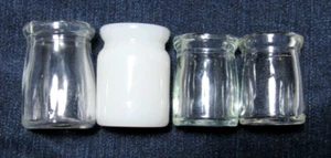 4 Vintage Glas Mini Milchkännchen 3 klare / 1 Milchglas Flaschen einzeln Diner Cafe * - Bild 1 von 5
