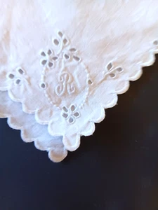 Vintage white square cloth/napkin with embroidered R. - Picture 1 of 2