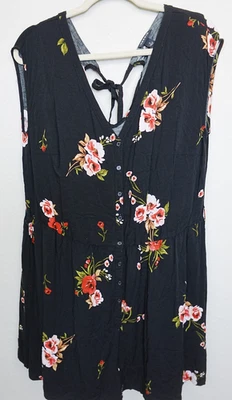 Mameluco de mujer Torrid 2 negro floral coquettecore botón corbata plisada sin mangas Foto 1 de 4