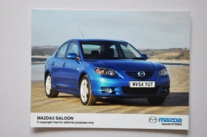 Foto de prensa de coche - Mazda 3 sedán 2004 - azul - vista frontal/lateral - Imagen 1 de 1