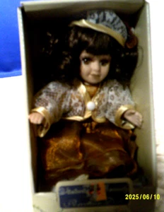 NUEVO EN CAJA VICTORIAN BEAUTY MUÑECA NIÑA PORCELANA VESTIDO ÓXIDO PELO CASTAÑO - OJOS AVELLANA - Imagen 1 de 3