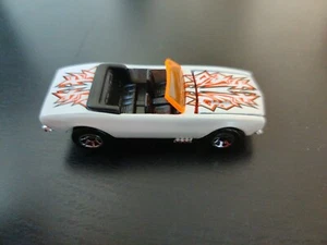 De colección 1982 Hot Wheels Tailandia 1967 convertible blanco camaro con gráficos - Imagen 1 de 4