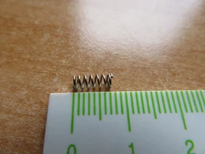 Kleine gebrauchte Spiralfeder Druckfeder 8mmx2,8mm Feder Federzug Minifeder - Bild 1 von 6