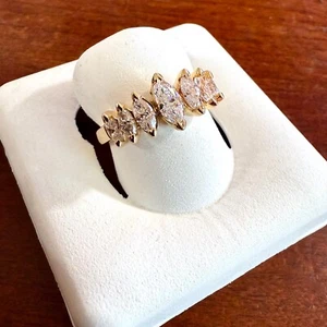 Banda de oro amarillo de 14 quilates de 3,1 gramos con siete diamantes marquesa de 0,81 quilates talla 5 - Imagen 1 de 12