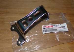 BANDA DE BATERÍA DE METAL YAMAHA RAPTOR 700, RETENEDOR, CORREA DE SOPORTE 1PE-H2128-00 - Imagen 1 de 3