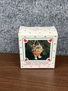 1987 Hallmark Andenken Ornament Babys erstes Weihnachtsbaby in Babywippe EUC - Bild 1 von 5