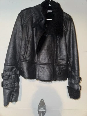 Chaqueta para mujer Marc New York negra con hebilla y forro de piel sintética Foto 1 de 4