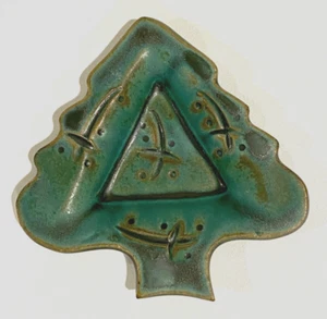 Decoración artesanal de plato de cerámica en forma de árbol firmado por artista - Imagen 1 de 7