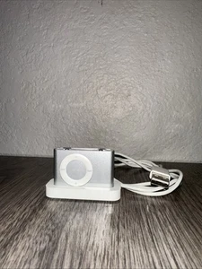 Apple A1204 1GB 2. Generation iPod Shuffle Silber & Ladestation funktioniert nicht - Bild 1 von 2