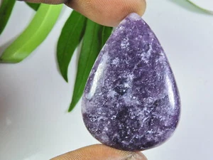 64CTS. NATURAL PURPLE LEPIDOLITE PEAR CABOCHON LOOSE GEMSTONE 30X42X06 MM - Foto 1 di 7