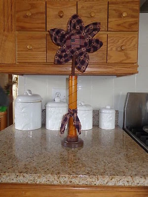 Primitive Patriotic Flower on Antique/Vintage Textile Spool - Image 1 of 2