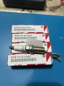 GENUINE LEXUS RX450H SPARK PLUGS FK20HR11 2008 TO 2015 DENSO IRIDIUM 90919-01247 - Picture 1 of 3