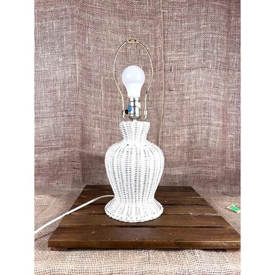 Белая плетеная настольная лампа ~ винтажный богемный пляжный декор дома ~ плетеная корзина ~ 1970-е - Изображение 1 из 4
