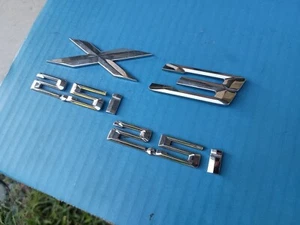 BMW X3 Genuine Chrome 2.5i Fenders Emblems OEM USED 51147114725 Set - Foto 1 di 8