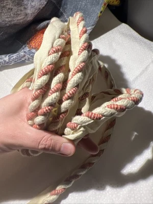 Cuerda retorcida decorativa con cordón borde rojo borgoña y crema 5 yardas  Foto 1 de 4