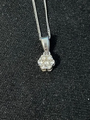 Fully Hallmarked 9ct White Gold Diamond Cluster Pendant on Curb Link Chain - Image 1 of 4