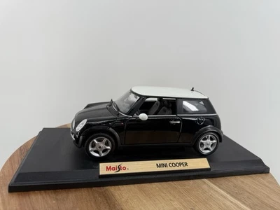 Maisto 1/18 Scale Model Car 31619 - Mini Cooper - Black/White - Image 1 of 4