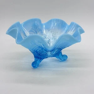 Antiguo cuenco con patas de vidrio opalescente azul Dungan borde con volantes de palma y pergamino - Imagen 1 de 16