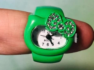 Hello Kitty Ringuhr - Strass Schleife - Kitty Form grün - Bozhi Uhr NEU - Bild 1 von 2