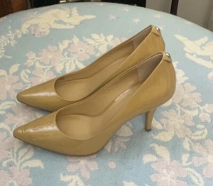 *Michael Kors* Sz 7 Beige Patent Leather Pumps EUC - Picture 1 of 9