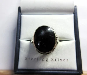 Vintage SOLID SILVER & WHITBY JET Signet Design RING - Picture 1 of 4