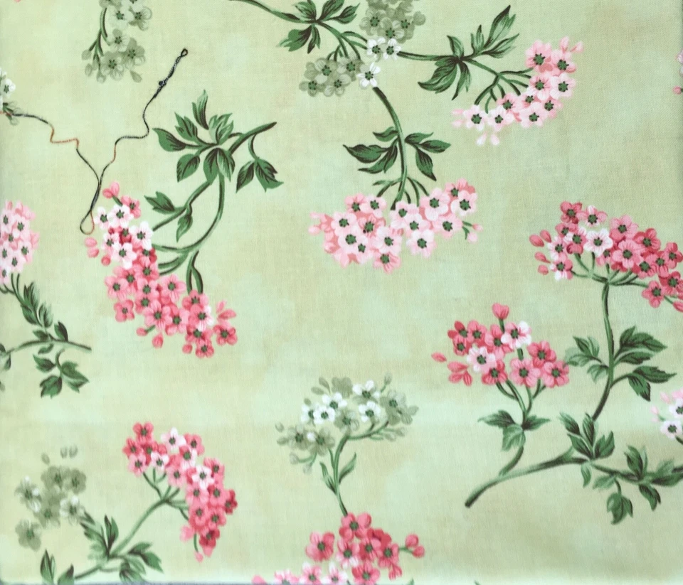 棉绗缝面料 - lt. Green Bkgd,压花粉红色花朵、茎和叶子 — 第 1/1 张图片