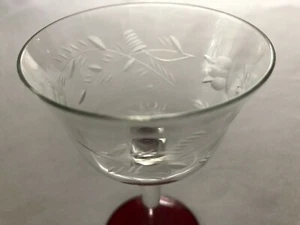 Vintage geschliffenes Glas farbiger Sockel Cordial / Weinglas - Bild 1 von 4