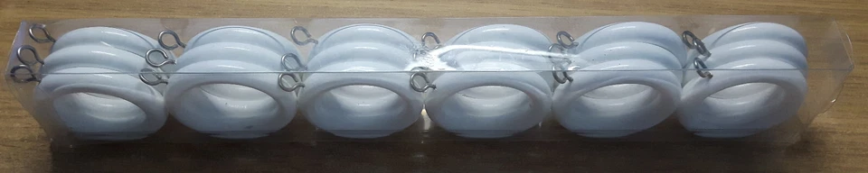 Set of 18x WHITE Curtain Rings, wood/plastic w/ Metal Eye. Inside Diameter 39mm - Image 1 of 1