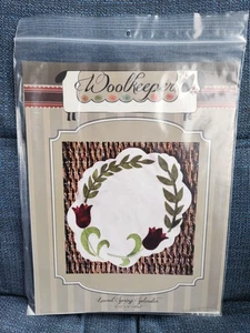 Woolkeeper Wollapplikation 13,5" x 16" Matte Muster-Lorbeer Frühling Pracht NEU - Bild 1 von 2
