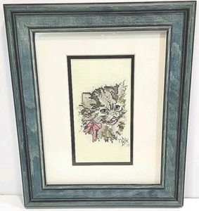 Vintage Kreuzstich Nadelspitze mattiert, gerahmte Kunst grau Kätzchen rosa Schleife Landhaus - Bild 1 von 7