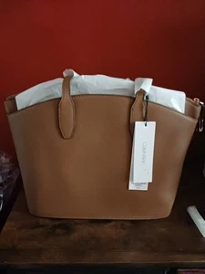 Bolso de Mano Calvin Klein Mujer Daytonna Lock Marrón Doble Asa Bolsillo para Teléfono M Nuevo - Imagen 1 de 6