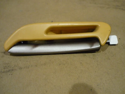 Guía/placa de fijación del cinturón de seguridad trasero derecho Ferrari California - P/N 82118700 Foto 1 de 4