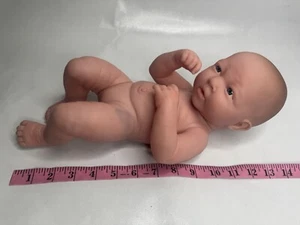 Berenguer Newborn Baby Mädchen Puppe Vinyl Puppe 14 Zoll mit blauen Augen lebensecht Newborn - Bild 1 von 14