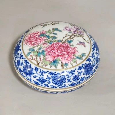 L Hermosa caja de porcelana rosa familiar azul y blanca dinastía Qing china Foto 1 de 4