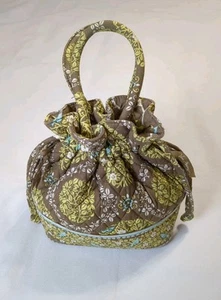 Bolso Vera Bradley Cinch marrón sentado en un patrón de árbol - Imagen 1 de 17
