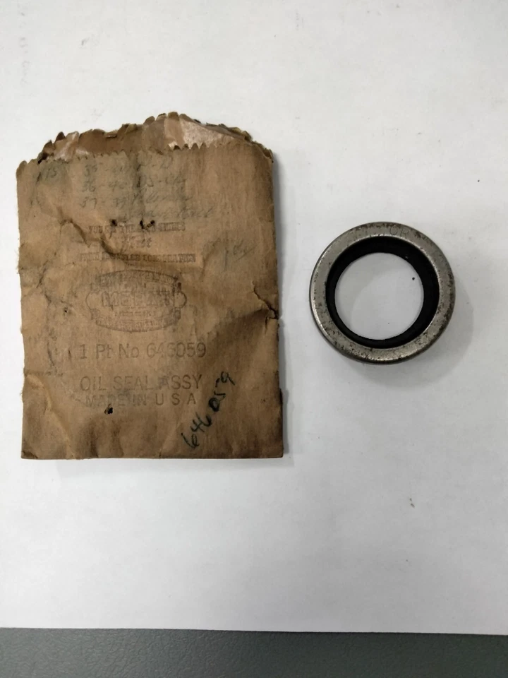 Sello de aceite del eje del engranaje de dirección Mopar NOS 36-41 capas. Dodge, 36-40 DeSoto, Chrysler Foto 1 de 1