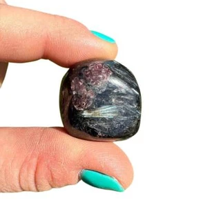 Arfvedsonit und Granat Trommelstein, natürlicher Arfvedsonit aus Kanada - Bild 1 von 10