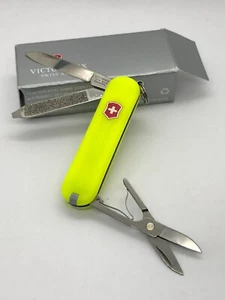 Navaja suiza Victorinox Classic SD STAYGLOW 58 mm nueva en caja descontinuada - Imagen 1 de 3