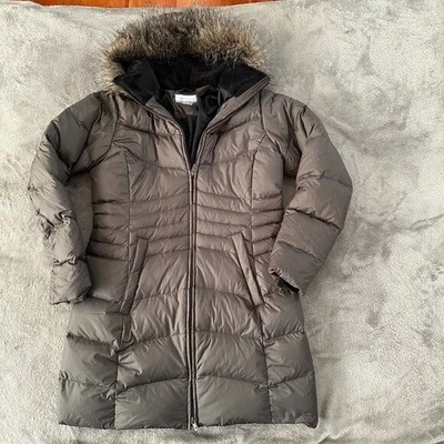 Abrigo acolchado largo relleno Columbia GRANDE para mujer verde oliva capucha de piel sintética Foto 1 de 4