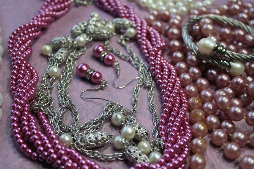 Faux pearls pink,cream silvertone set bracelet /necklace nwt - Image 1 of 4