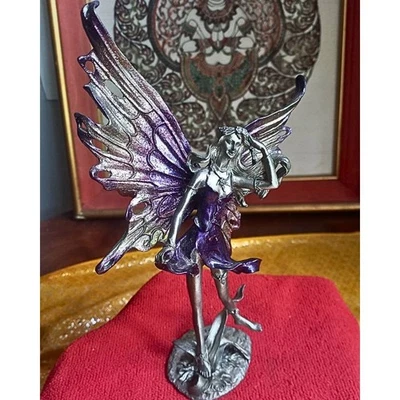 Figura de hadas vestida púrpura vintage estatua de jardín de peltre escultura ornamentada 81/2" H Foto 1 de 4