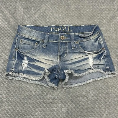 Pantalones cortos de mezclilla Rue21 Juniors 3/4 corte corto lavado ácido azul claro bordado Foto 1 de 4