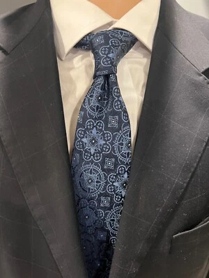 Corbata de estudio Lord R Colton - Corbata de seda estampada geométrica azul sobre negra  Foto 1 de 4