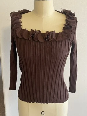 Top grande acanalado marrón con escote decorativo - Excelente estado Foto 1 de 4