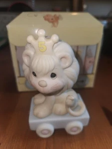 Enesco Momenti Preziosi Serie Compleanno Età 5 Leone - Foto 1 di 12
