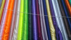 Tessuto/materiale raso lucido - gamma colori - larghezza 150 cm - 1 metro pieno - Foto 1 di 22