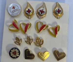 Konvolut 15 Pins. Amerikanisches Rotes Kreuz Freiwilliger & Spender & andere Herzen etc. Pins - Bild 1 von 5
