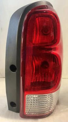 Conjunto de luz trasera Saturn Relay 2005-2007 derecha usada OEM 15787132 Foto 1 de 4