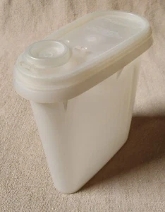 Vintage Tupperware 1 Qt Beverage Buddy Pitcher 792-4 Milk White w Flip Top Lid - Imagen 1 de 7