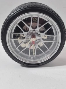 Coche de carreras Mini Mag Rueda Radios Llantas Neumático Escritorio Despertador Alimentado por Batería 4"D - Imagen 1 de 7